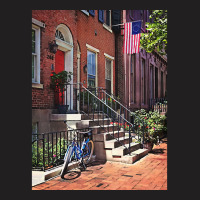 Philadelphia Pa - Bicycle In Front Of Philadelphia Brownstone T-shirt | Artistshot