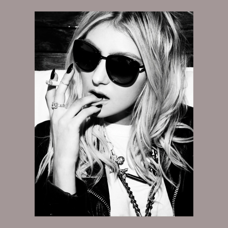 Taylor Momsen Bw Vintage Hoodie | Artistshot