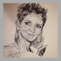 Halle Berry Portrait T-shirt | Artistshot