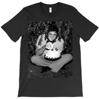 Johnny Cash Eating Cake In A Bush Bw T-shirt Designed By Manganto