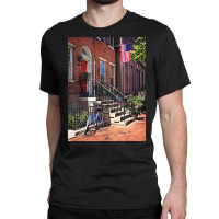 Philadelphia Pa - Bicycle In Front Of Philadelphia Brownstone Classic T-shirt | Artistshot