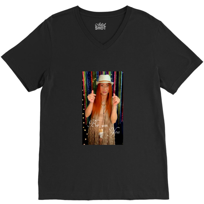 Singapore Famous Singer - Bee Bee V-neck Tee | Artistshot