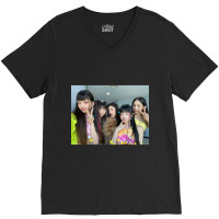 Newjeans Ot5 Selca Active V-neck Tee | Artistshot