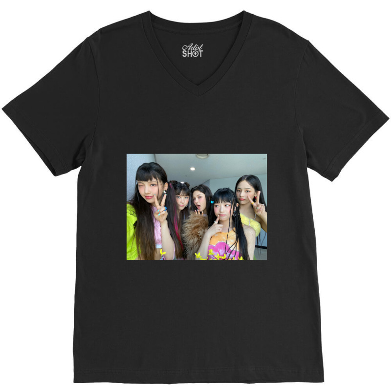 Newjeans Ot5 Selca Active V-neck Tee | Artistshot