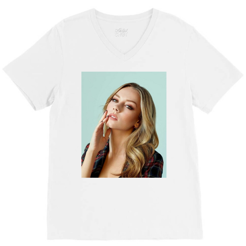 Ester Expsito Elite La Poster Cool V-Neck Tee by ferrarperishc | Artistshot