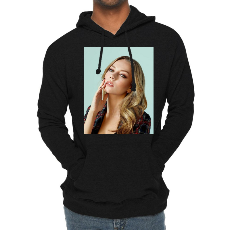 Ester Expsito Elite La Poster Cool Lightweight Hoodie by ferrarperishc | Artistshot