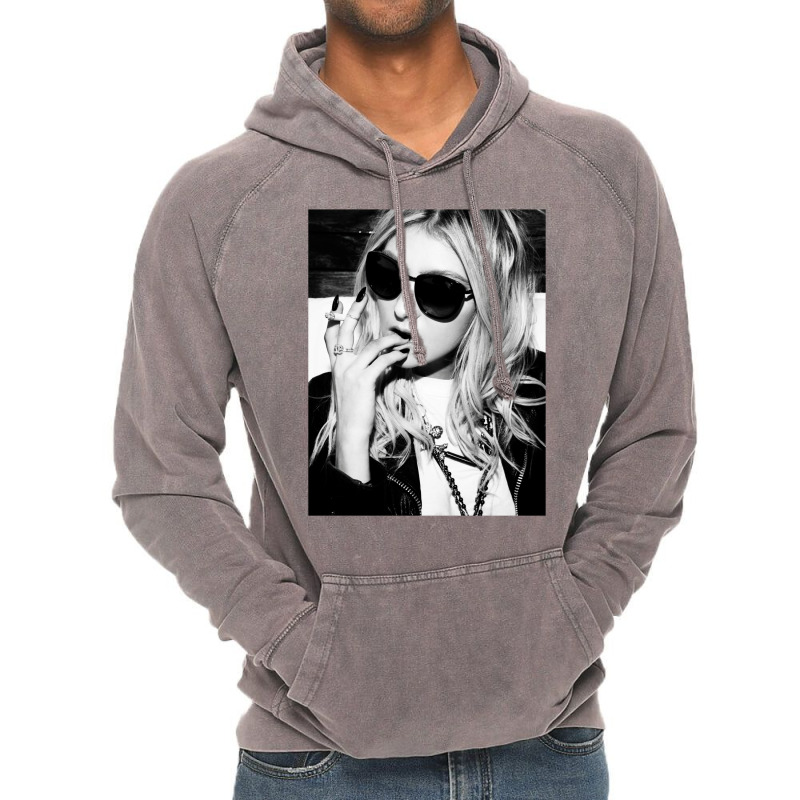 Taylor Momsen Bw Vintage Hoodie | Artistshot