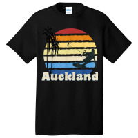 Auckland New Zealand Kitesurfing Kitesurfer Beach Basic T-shirt | Artistshot