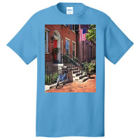 Philadelphia Pa - Bicycle In Front Of Philadelphia Brownstone Basic T-shirt | Artistshot