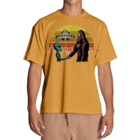 Alien With Ufo Shake Hands With Bigfoot In Sunset T Shirt Urban Heavy T-shirt | Artistshot