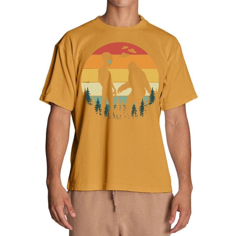 Bigfoot Alien T Shirtretro Alien And Bigfoot Ufos T Shirt Urban Heavy T-shirt | Artistshot