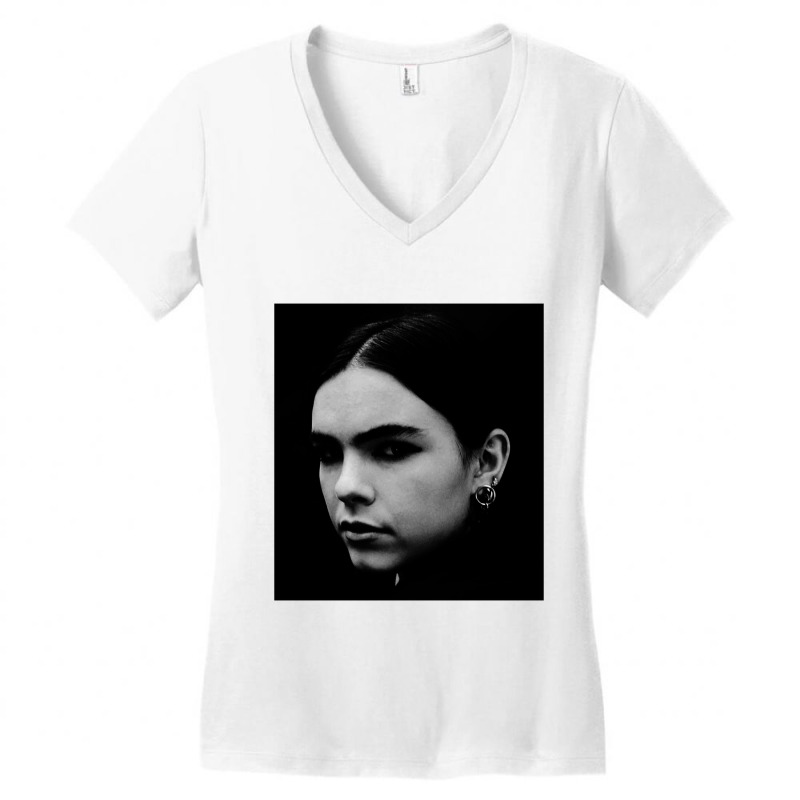 Bene - New Zealand Singer And Songwriter From Auckland Women's V-Neck T-Shirt by jbros | Artistshot