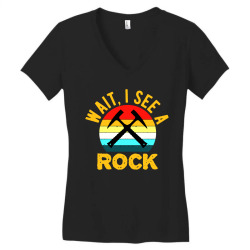 wait i see a rock Women's V-Neck T-Shirt | Artistshot