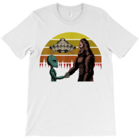 Alien With Ufo Shake Hands With Bigfoot In Sunset T Shirt T-shirt | Artistshot