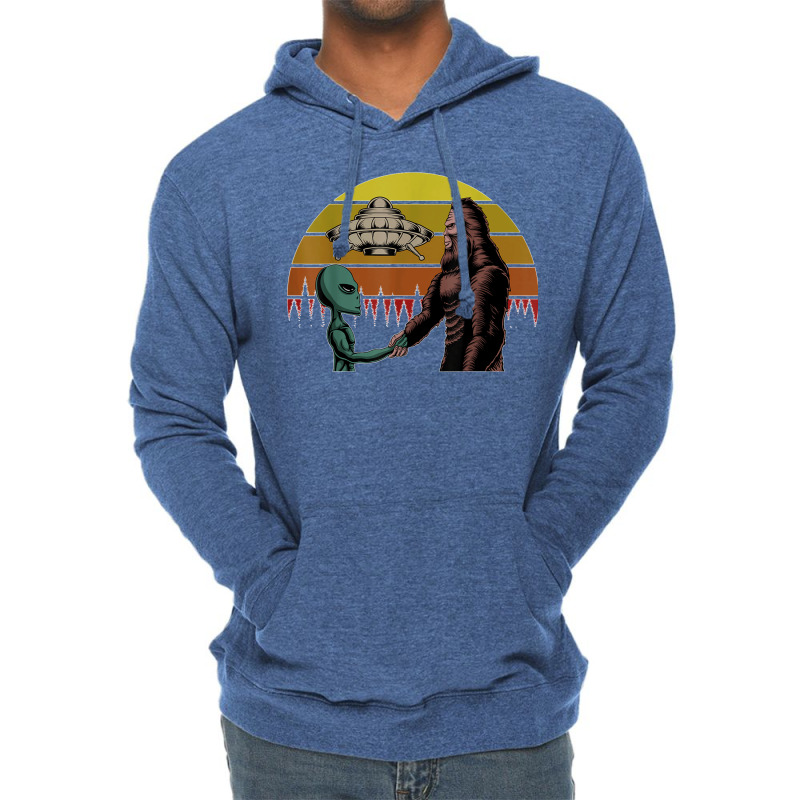 Alien With Ufo Shake Hands With Bigfoot In Sunset T Shirt Lightweight Hoodie | Artistshot