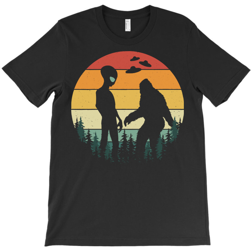 Bigfoot Alien T Shirtretro Alien And Bigfoot Ufos T Shirt T-shirt | Artistshot