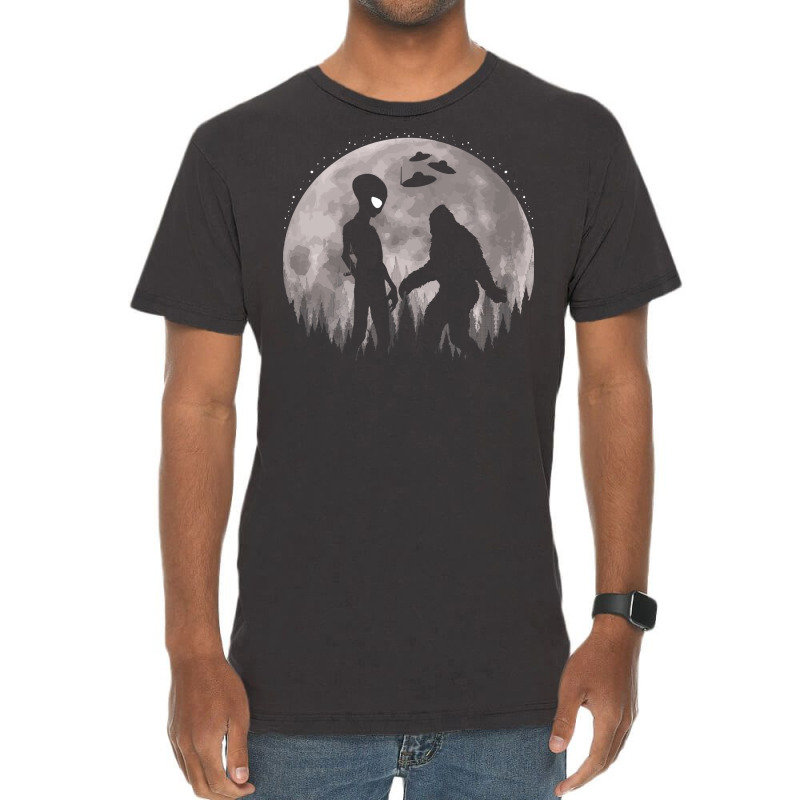 Bigfoot T Shirtbigfoot And Alien Ufos Moon T Shirt Vintage T-shirt | Artistshot