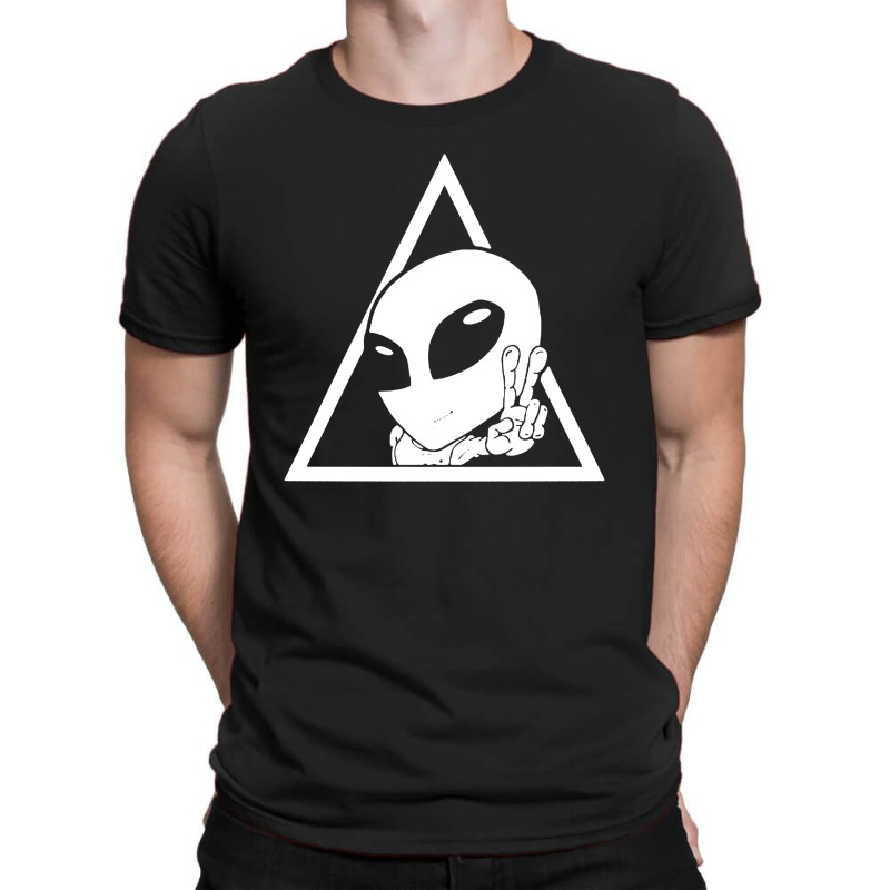 Space Alien In Pyramid T-shirt | Artistshot