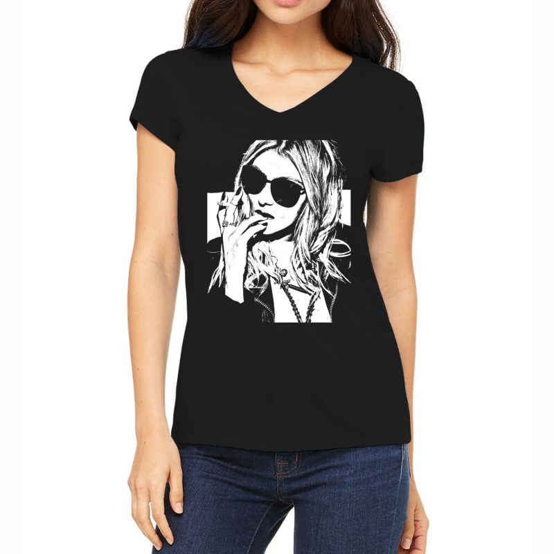 Momsen Taylor Women's V-Neck T-Shirt by cm-arts | Artistshot