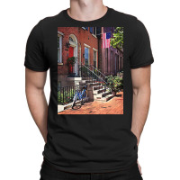 Philadelphia Pa - Bicycle In Front Of Philadelphia Brownstone T-shirt | Artistshot