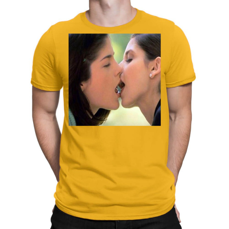 Cruel Intentions Kiss Kathyrn And Cecile T-Shirt by yaelimargidd | Artistshot