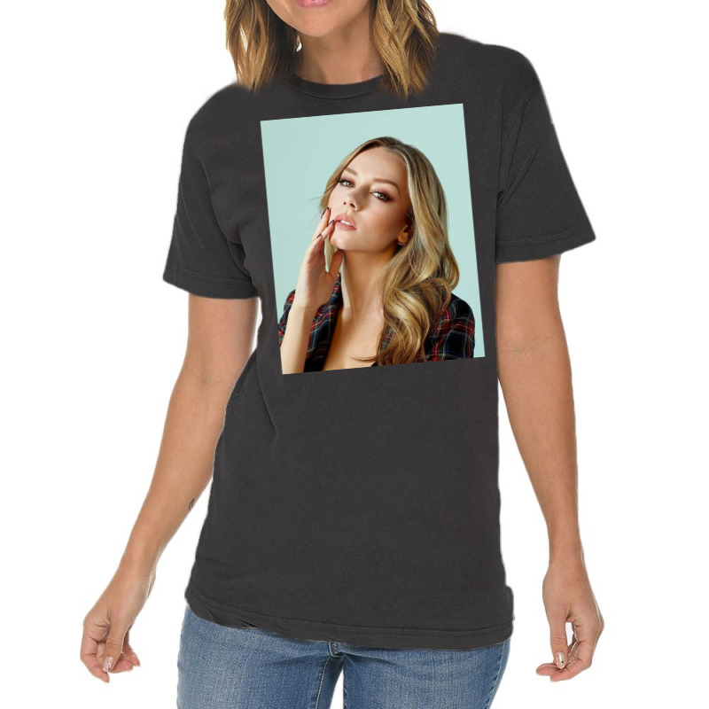 Ester Expsito Elite La Poster Cool Vintage T-Shirt by ferrarperishc | Artistshot