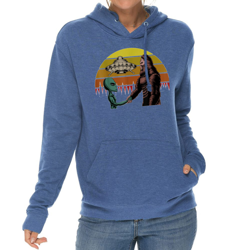 Alien With Ufo Shake Hands With Bigfoot In Sunset T Shirt Lightweight Hoodie | Artistshot