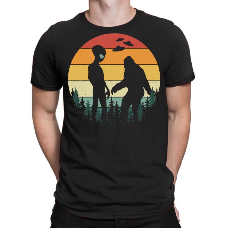 Bigfoot Alien T Shirtretro Alien And Bigfoot Ufos T Shirt T-shirt | Artistshot